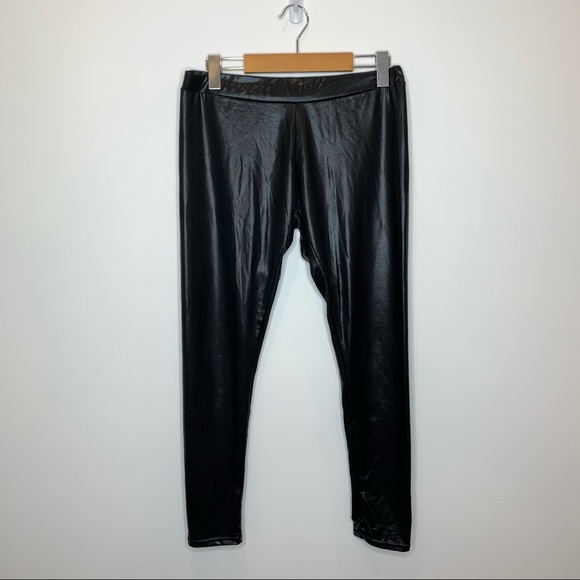 Pants - Faux leather liquid leather crop leggings black